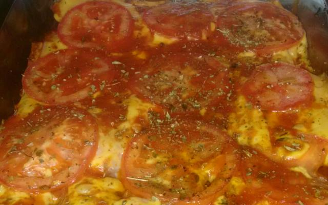 Esse filé de frango lembra muito uma pizza por causa da cobertura (Créditos: TudoGostoso/Handrey Jeimys)