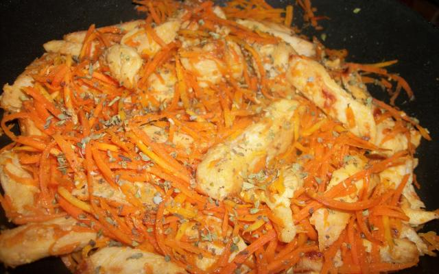 Com a cenoura ralada fininha, parece até um macarrão com filé de frango (Créditos: TudoGostoso/Marron)