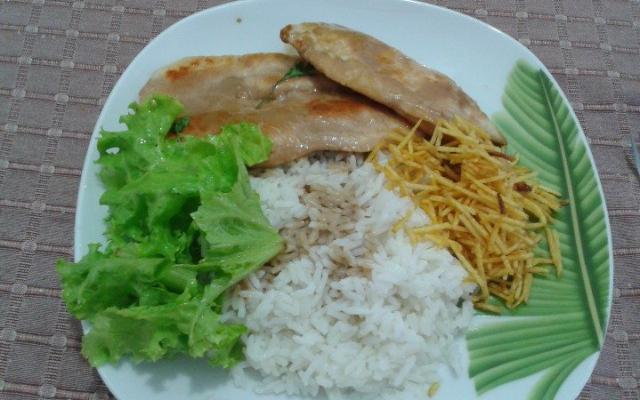 O filé de frango grelhado ao molho shoyu fica salgado sem precisar de muito sal (Créditos: TudoGostoso/Arthur Henrique Fagundes)