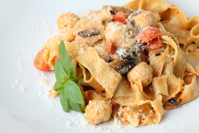 Uma massa como papardelle com filé de frango cai bem no jantar (Créditos: Shutterstock)