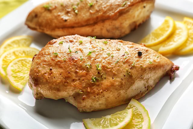 Filé de frango na manteiga é simples e prático para um dia corrido (Créditos: Shutterstock)