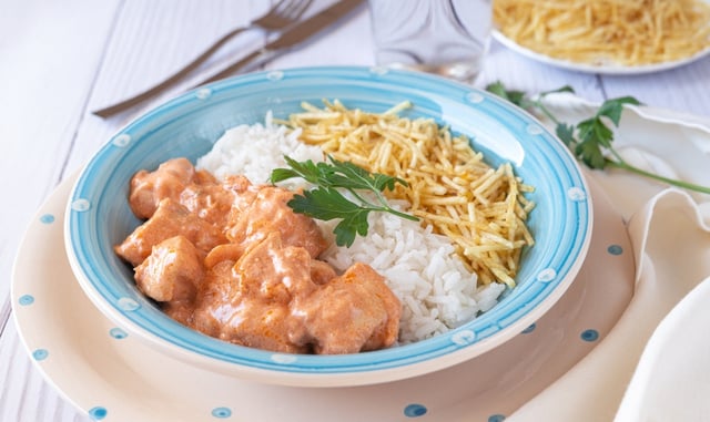 Nessa receita você aprende a fazer o strogonoff de filé de frango e o arroz de acompanhamento (Créditos: Shutterstock)